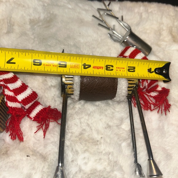 2 Winter metal reindeer figures, each approximately 9 inches tall - Picture 8 of 8